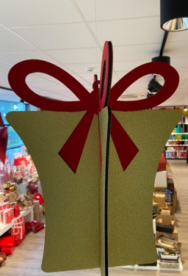 Decoratie Grote Etalage Kado Goud Met Rode Strik 40x48cm 1 stuk